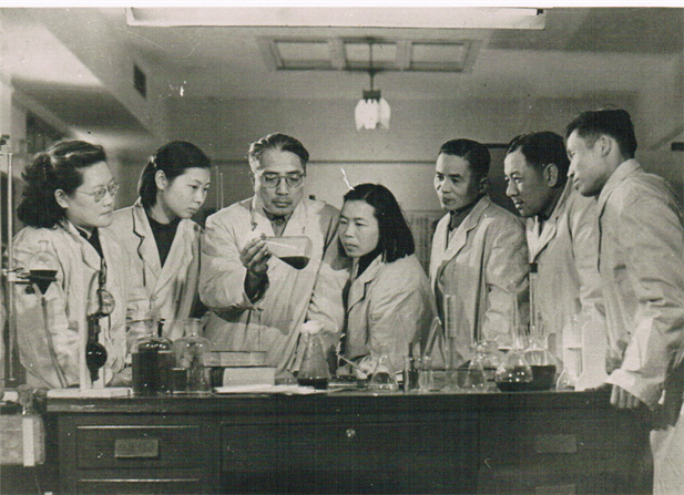 1950年代，著名微生物藥物學(xué)家，后任上海醫(yī)藥工業(yè)研究院抗生素室主任、副院長、名譽(yù)院長的童村，與科研人員在一起開展課題研究。.jpg