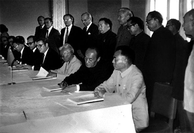 1982年11月，中瑞合資企業(yè)華瑞制藥在京簽約.jpg