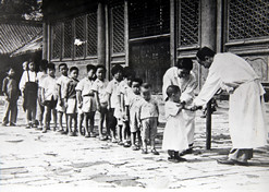 1950年初，位于天壇的中央防疫處（國(guó)藥集團(tuán)中國(guó)生物北京生物制品研究所前身）為兒童接種疫苗