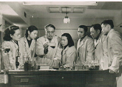 1950年，著名微生物藥物學(xué)家，后任上海醫(yī)藥工業(yè)研究院抗生素室主任、副院長(zhǎng)、名譽(yù)院長(zhǎng)的童村，與科研人員開展課題研究