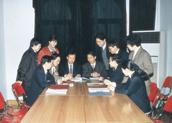 1990年，侯惠民帶領(lǐng)研發(fā)科研人員和企業(yè)科研人員一起交流。1996年侯惠民當(dāng)選中國(guó)工程院院士