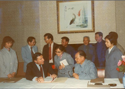 1982年，國(guó)藥外貿(mào)與百時(shí)美施貴寶公司合資建立中美上海施貴寶制藥有限公司，中美上海施貴寶是中國(guó)第一家中美合資制藥公司。